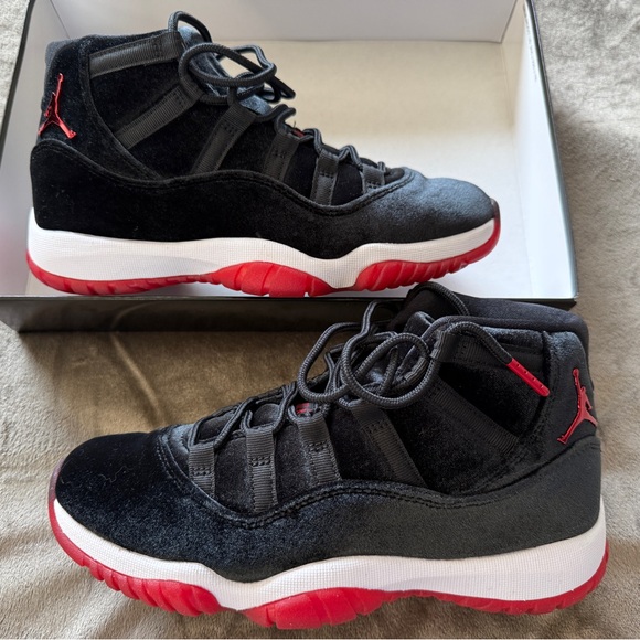 Air Jordan 11 Retro “Bred Velvet” like new with box size women 7.5